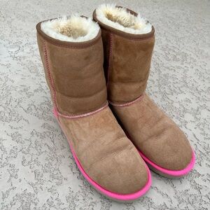 Rare UGG Neon II Classic Short Boot Chestnut Suede with neon pink trim Size 9M